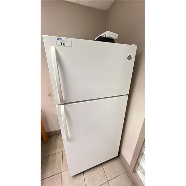 WHITE-WESTINGHOUSE 2 DOOR WHITE REFRIGERATOR