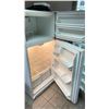 Image 5 : WHITE-WESTINGHOUSE 2 DOOR WHITE REFRIGERATOR