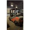 Image 4 : TOYOTA SAS 30 FORKLIFT (PROPANE) - 2 STAGE MAST, STANDARD FORKS, SIDE SHIFT, SOLID TIRES,