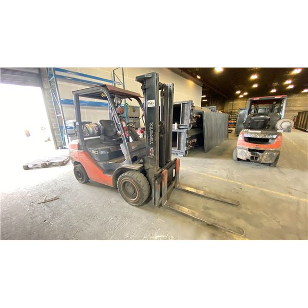 TOYOTA SAS 30 FORKLIFT (PROPANE) - 2 STAGE MAST, STANDARD FORKS, SIDE SHIFT, SOLID TIRES,
