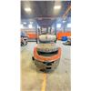 Image 6 : TOYOTA SAS 30 FORKLIFT (PROPANE) - 2 STAGE MAST, STANDARD FORKS, SIDE SHIFT, SOLID TIRES,