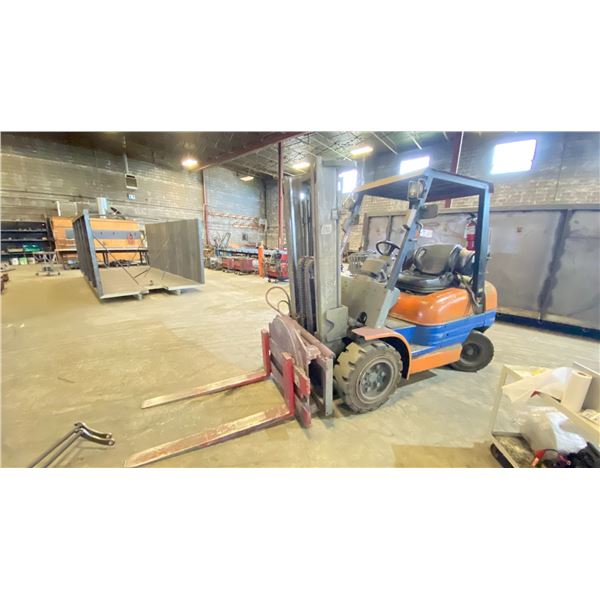 TOYOTA FORKLIFT (PROPANE) - SINGLE MAST, ROTATING FORK ATTACHMENT, SIDE SHIFT, SOLID TIRES,