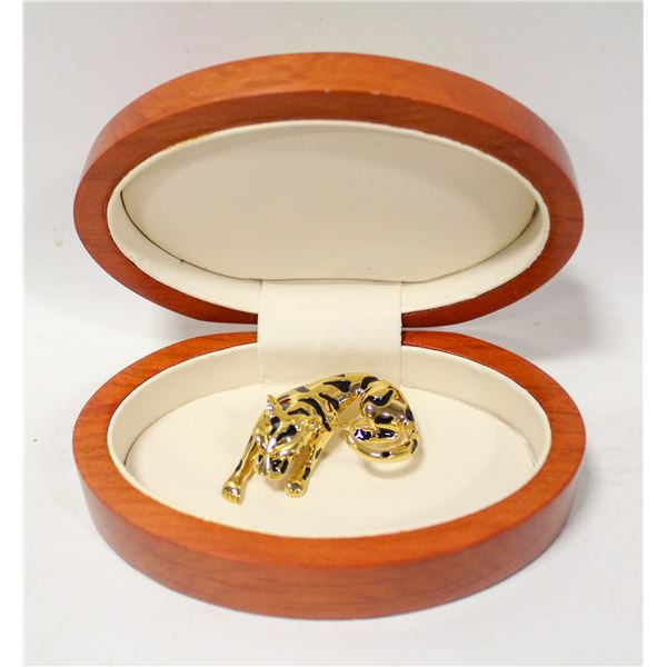 VINTAGE GOLD TONE TIGER BROOCH W BOX