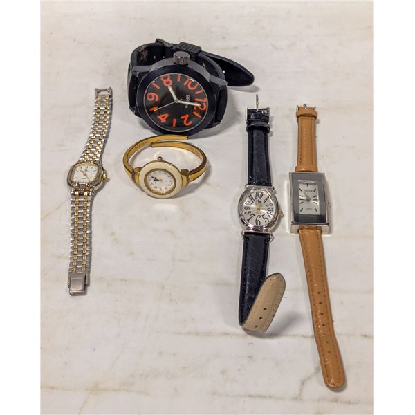 LOT OF 5 ASSORTED VINTAGE WATCHES NEEDS BATT