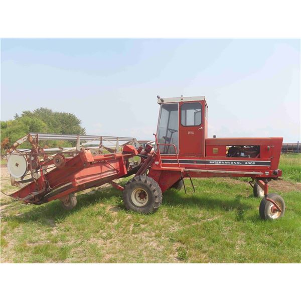 International 4000 Gas Cab With 20ft Header, Hydrostatic