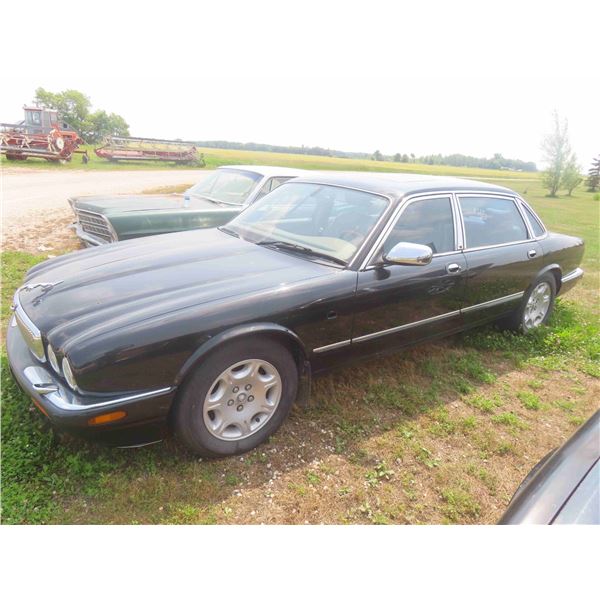2001 Jaguar XJ8 Vandem Plus V8 4L Automatic , Buckets ,