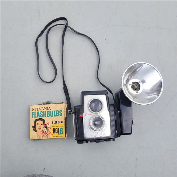 Vtg Brownie Starflex Camera with Sylvania Flashbulbs