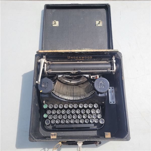 Old Underwood Typewriter Complete with Carrying Case