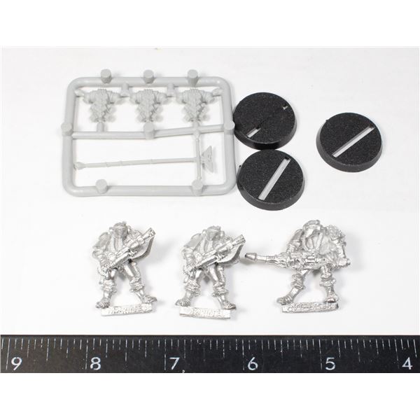 #323 WARHAMMER 40K IMPERIAL SPACE MARINES LOT