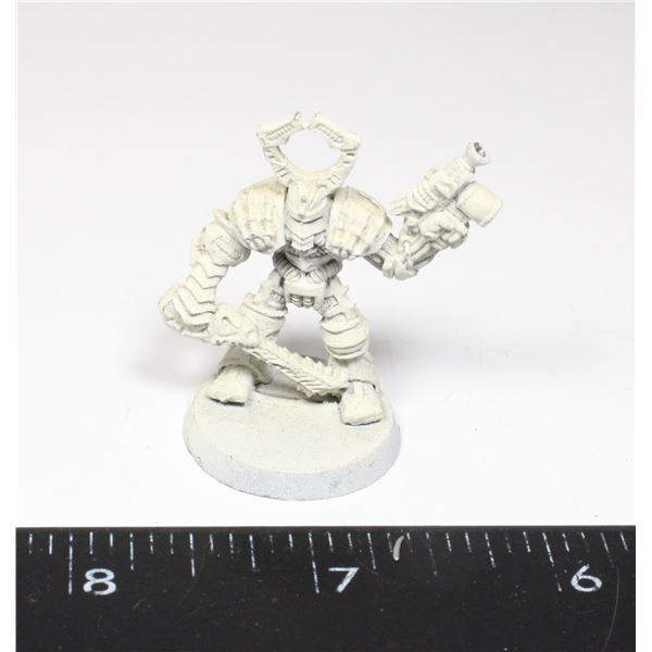 #330 WARHAMMER 40K METAL FIGURE UNPAINED W/STAND