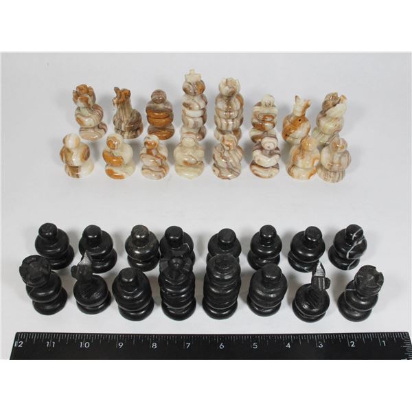 #472 1970'S MEXICAN CHESS SET QUARTZ STONE IN BOX