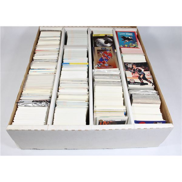 #628 GIANT SPORTS HOCKEY CARD NHL LOT IN BOX