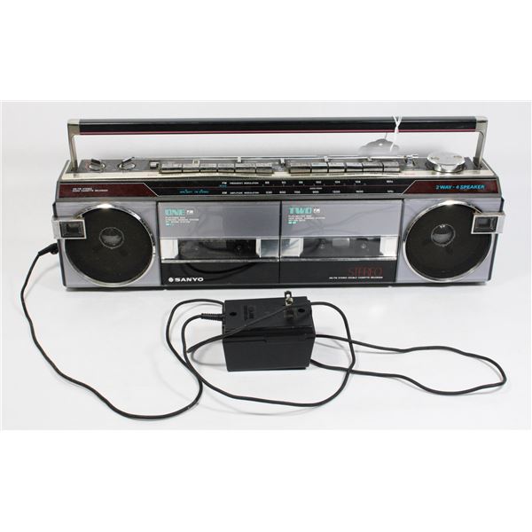 #1080 SANYO PORTABLE RADIO CASSETTE BOOMBOX