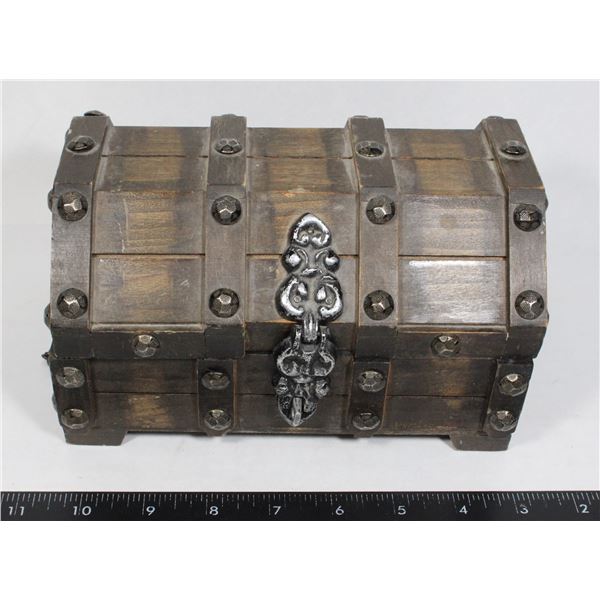 #1082 VINTAGE 1970'S BOX CHEST FOR WAR GAME PIECES