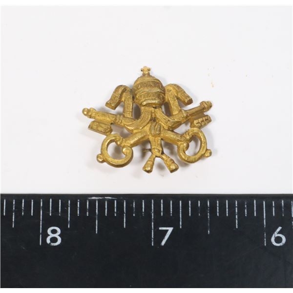 VINTAGE CATHOLIC PAPAL INSIGNIA BADGE PIN IN