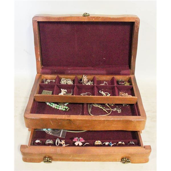 ESTATE JEWELRY BOX INCL 925 SILVER PIECES