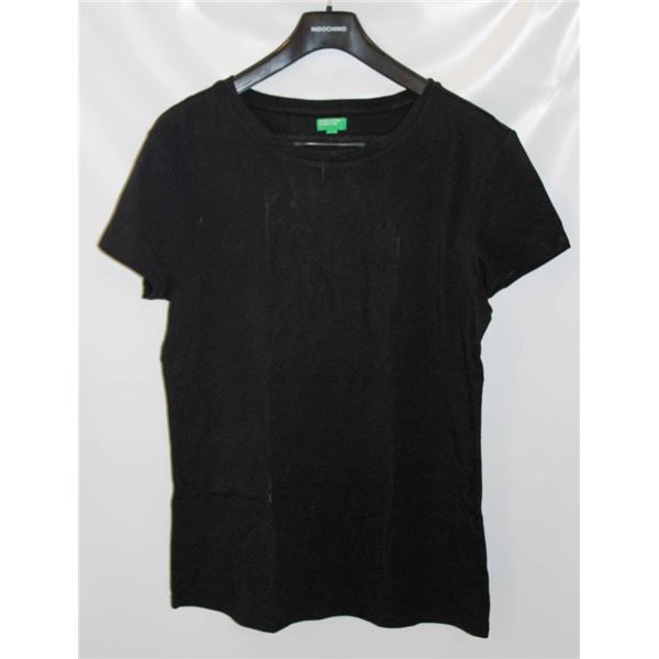 UNITED COLORS OF BENETTON LARGE BLACK T-SHIRT