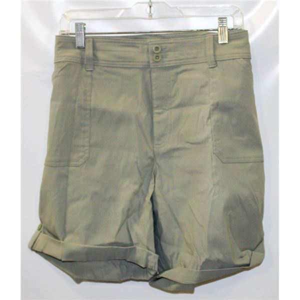 EDDIE BAUER WOMENS 18 GREEN SHORTS