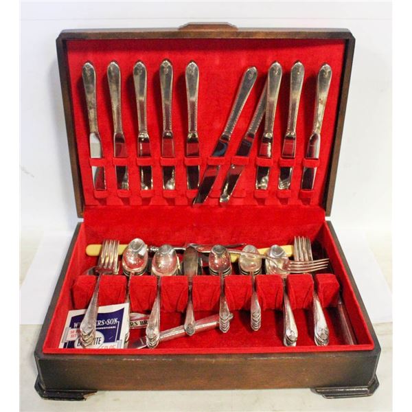 WM ROGERS & SON EXQUISITE SILVERWARE SET