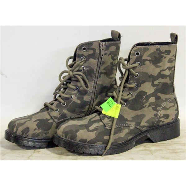 LADIES SZ 7 CAMO SHORT BOOTS WORN ONCE