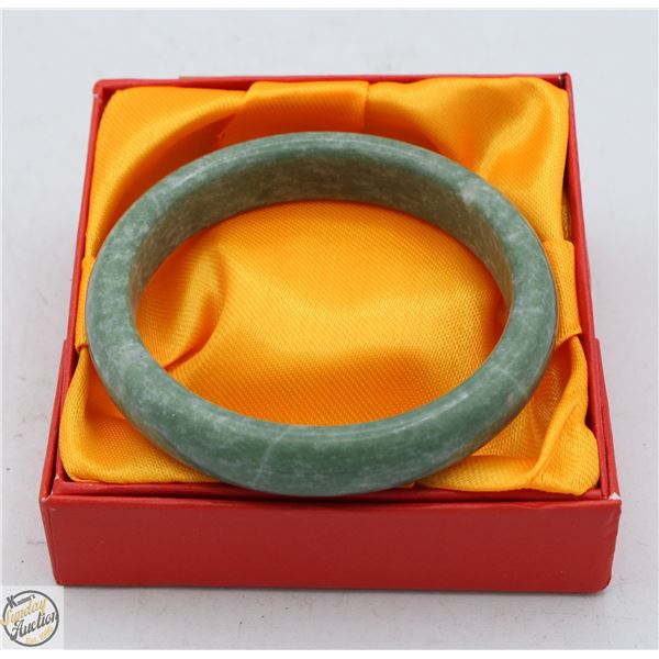 #2952-EMERALD GREEN JADE BRACELET WITH