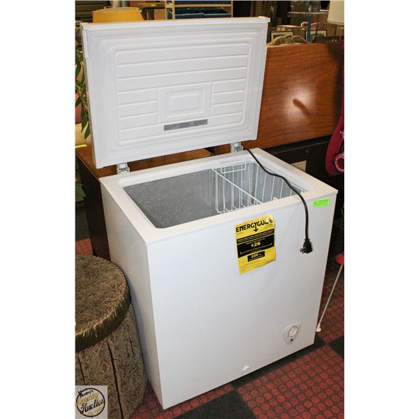 FRIGIDAIRE CHEST FREEZER H-32.5" W-22" L-28.5"