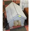 Image 1 : INSULATED WOOD DOGHOUSE SMALL-MEDIUM SIZE