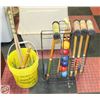 Image 2 : VINTAGE CROQUET SET - 12 BALLS/6 HAMMERS /