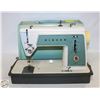 Image 1 : ONE SEWING MACHINE WITH CASE