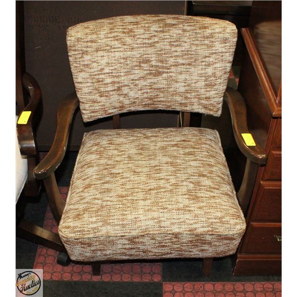 VINTAGE ARM CHAIR