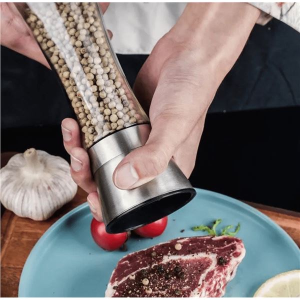 2 Sets of Kitchen and Dining Salt and Pepper Grinding Mills - New