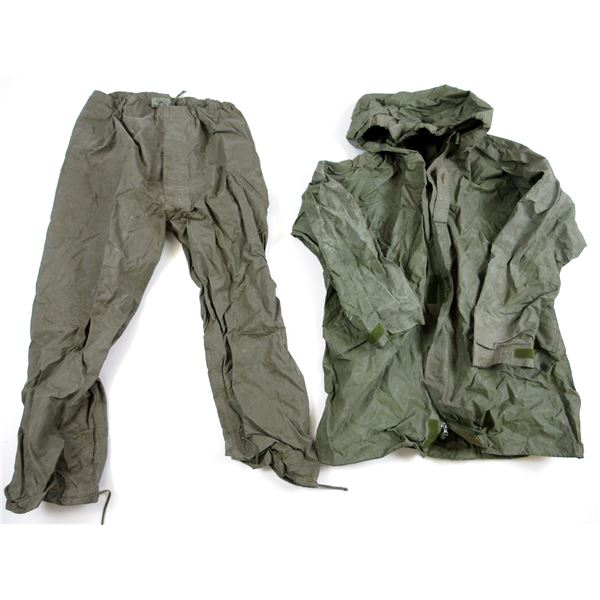 CANADIAN MILITARY WET WEATHER CLOTHING LOT