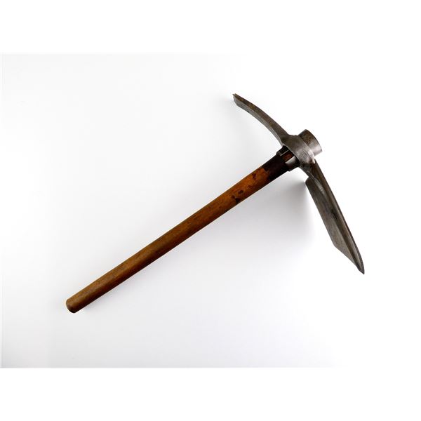 WWI CANADIAN ENTRENCHING TOOL AND HELVE LOT