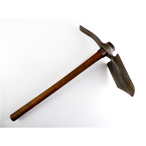 WWI CANADIAN / BRITISH ENTRENCHING TOOL AND HELVE LOT
