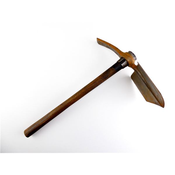 WWI CANADIAN / BRITISH ENTRENCHING TOOL AND HELVE LOT