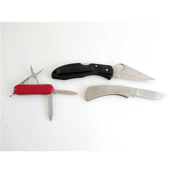 ASSORTED FOLDING KNIVES LOT