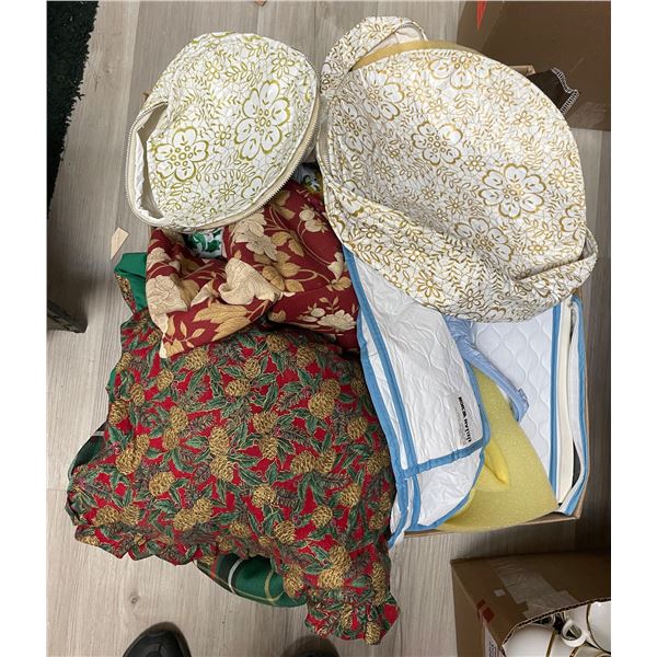 Group - Decorative dinnerware storage cases