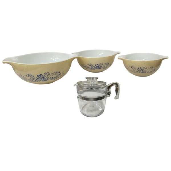 Vintage lot of Pyrex bowls and pitcher