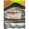 Image 2 : Vintage Mandel Dodek Furs Fur Shawl