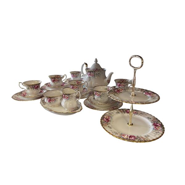 23x Pieces Of Vintage Royal Albert Autum Roses Chinaware: Cake Plate, Teapot, Tea Cups, Saucers, & M