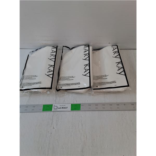(3)Mary Kay Garden White Hygiene Bag