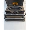 Image 3 : Vintage 12x12x7″ Imperial Mechanical Typewriter As-Is
