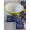 Image 2 : 13" Plastic Bowl, Table Cover, Napkins, Swirl Decorations & Table Decorating Kit