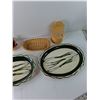 Image 3 : (2) Green Plates up to 12″, Pig Salt and Pepper Shaker, Mortar and Pestle