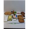 Image 1 : (3) Wooden Cutting Boards, Notepad, Rooster, Misc