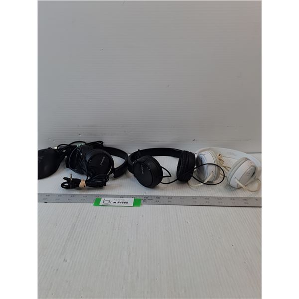 (3) Sony Plug In Headphones & Razer Deathadder Chroma Computer Mouse