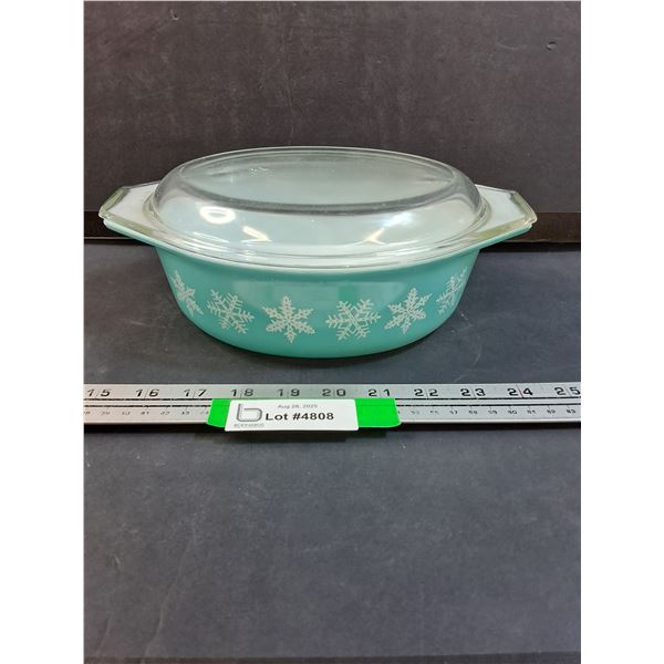 PYREX Winter Snowflake Pattern 1.5QT Cassorle Dish w/Lid