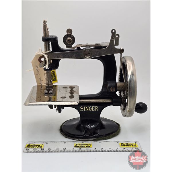 Antique Singer Model 20 "Sewhandy" Hand Crank Miniature Sewing Machine  (RARE!)
