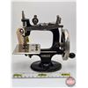 Image 1 : Antique Singer Model 20 "Sewhandy" Hand Crank Miniature Sewing Machine  (RARE!)