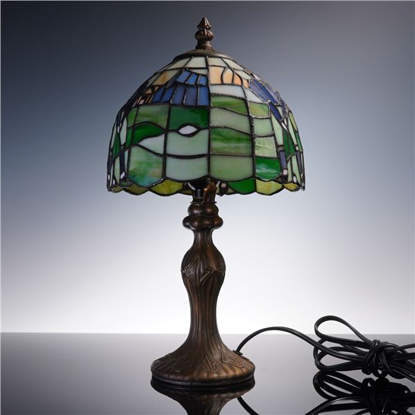 Tiffany-Style Stained Glass Table Lamp with Golfer Design